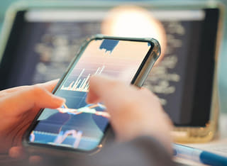 Processus de retrait et de transfert de fonds transparent, consulté par un investisseur
